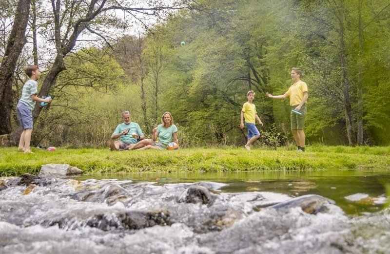 Ardennen camping bertrix relaxen aan riviertje in de omgeving