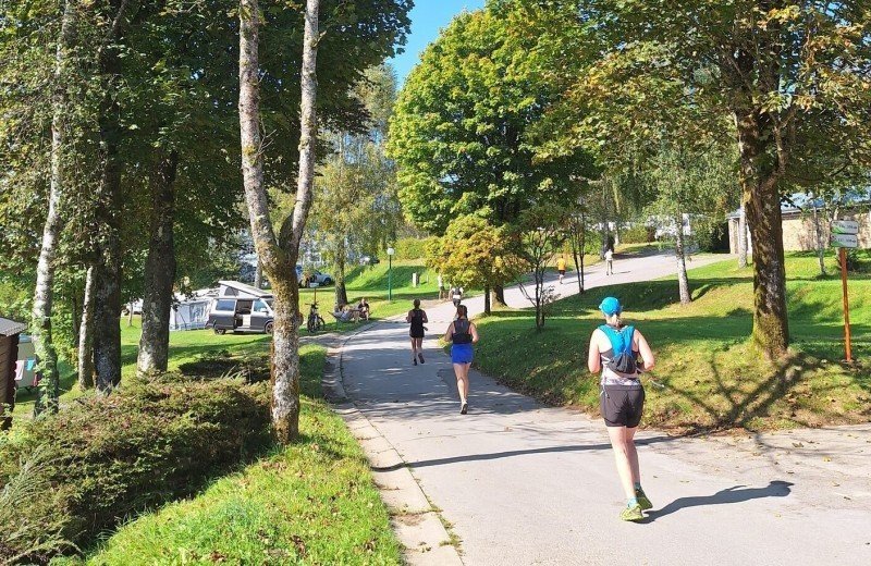 Hardlopen over de camping tijdens de trail des fees