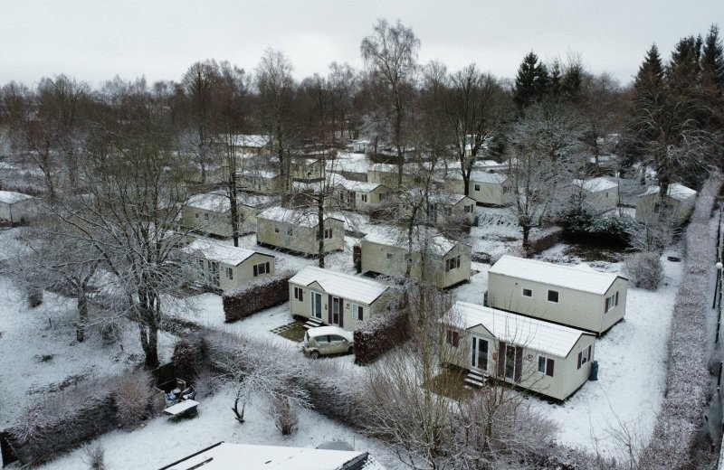 Stacaravan in de sneeuw